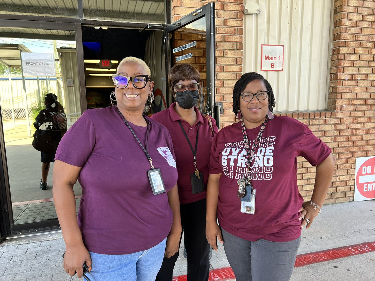 sonyaakers_rspa's tweet photo. RSPA staff supporting Uvalde ISD. #UvaldeStrong #prayingforuvalde @Uvalde_CISD @RSPA07 @kikigwinslow https://t.co/RPsIVSeFxh