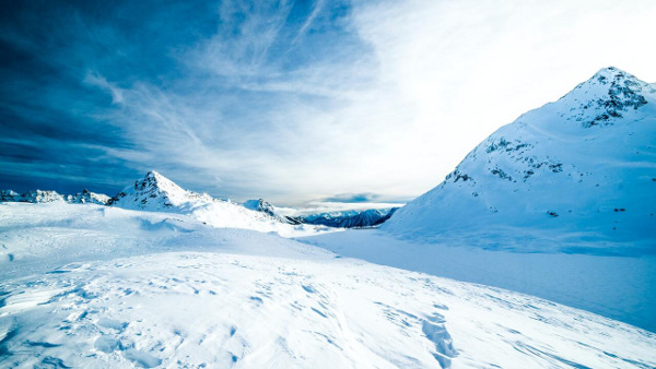 CACMmag's tweet photo. A neural network developed by @FraserTheKing and colleagues at @UWaterloo models #weather in order to measure annual #snowfall and snowmelt in the context of climate change.  https://t.co/QvFaEiYHRv https://t.co/5KP3PjUysy