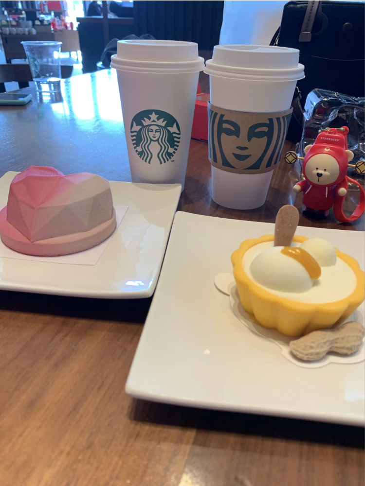 ClarkJamesc's tweet photo. Afternoon tea with friends, not busy when sitting together and chatting, peaceful and beautiful #coffee #afternoontea #Starbucks https://t.co/Hbitvi6YpH