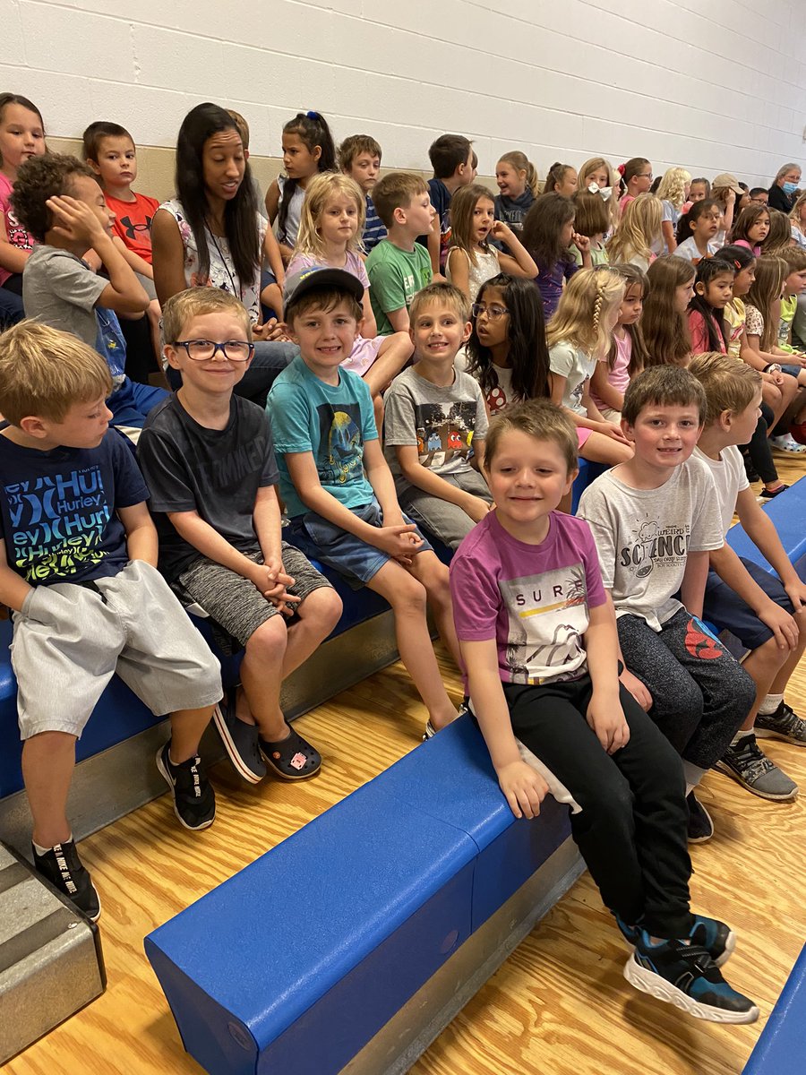dclingingsmith1's tweet image. It was a very special morning with our first assembly of the year (and a few years at that!)! We learned all about STAR bucks and the very exciting STAR store that will open in October!! 🌟 #starbehavior #starbucks #weareexcited #fabulousfirsties @VV_Voyagers