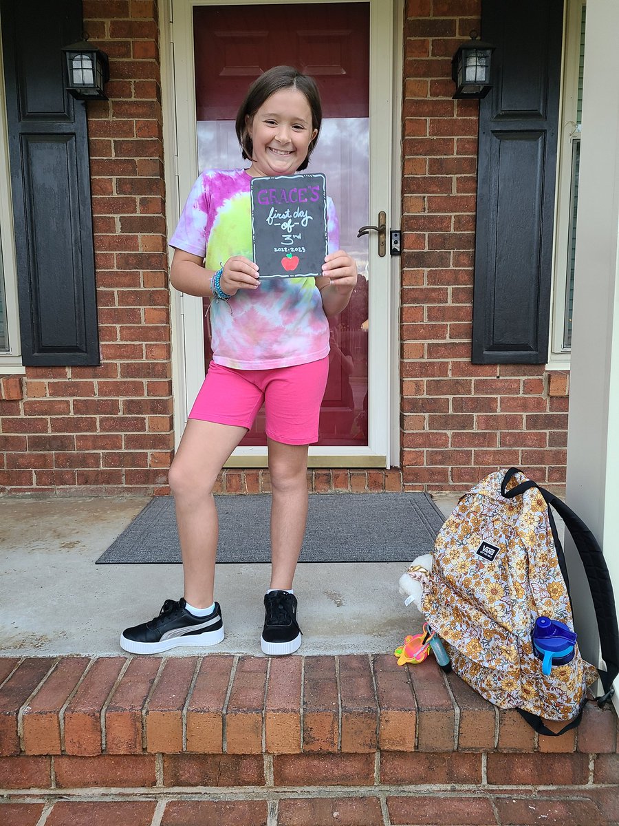 mccraw_molly's tweet photo. 3rd grade here we come! #FirstDayCPSVA @ButtsRoadInt @cpschoolsva https://t.co/1brxlJ3cAS