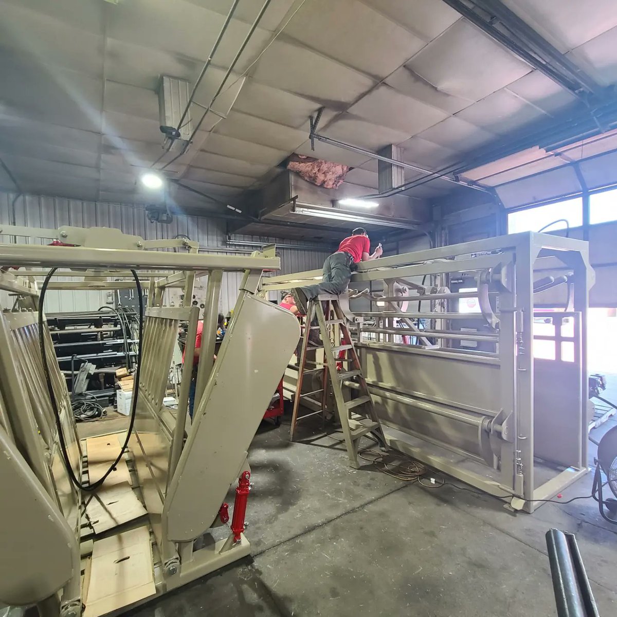 Hydraulic adjustable alleys going out the door! This is a new line of alley! It features a Hydraulic adjustable head ache rack to keep cattle from jumping and piling up on each other. These alleys will Hydraulically adjust from 10" narrow to 36" wide. They come in 8ft sections!