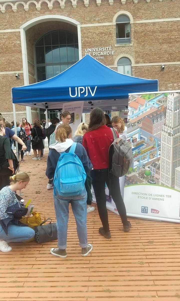 RoxaneScellier's tweet photo. Rentrée, continuité, accompagner les étudiants avec #terhautsdefrance #dlea occupe la citadelle @UPJV_Univ des jeunes renseignés et satisfaits d'avoir des solutions+ prix salon des cartes TER délivrées sur site + sous le soleil= une recette réussie 👍 https://t.co/lBU749pnKo
