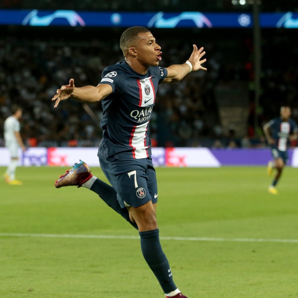 renacova's tweet image. Sólo puedes fichar a uno..

¿A quién eliges? 🤔

RT 🔁   Haaland.
FAV ♥️ Mbappé.