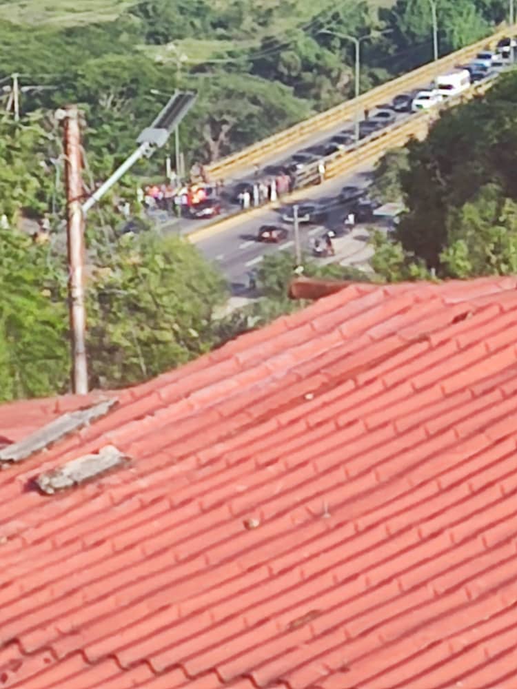 japaristides's tweet photo. #6SP, determinados y con valentía los habitantes de Santa Rosa llevan a cabo un trancazo para exigir agua por tubería a #HidroLara. Se cansaron y ke pelan la cara a @JTifor
@AdolfoP_Oficial
Hora 05 :30 pm.
Sr aplaude de pie https://t.co/GMUqpIRAKO