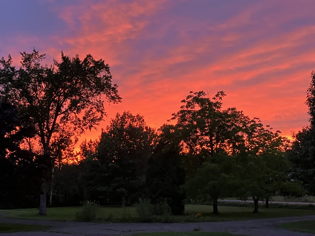 Superbe spectacle et gratuit en plus!  Merci  #damenature #coucherdesoleil #wow #irishtown