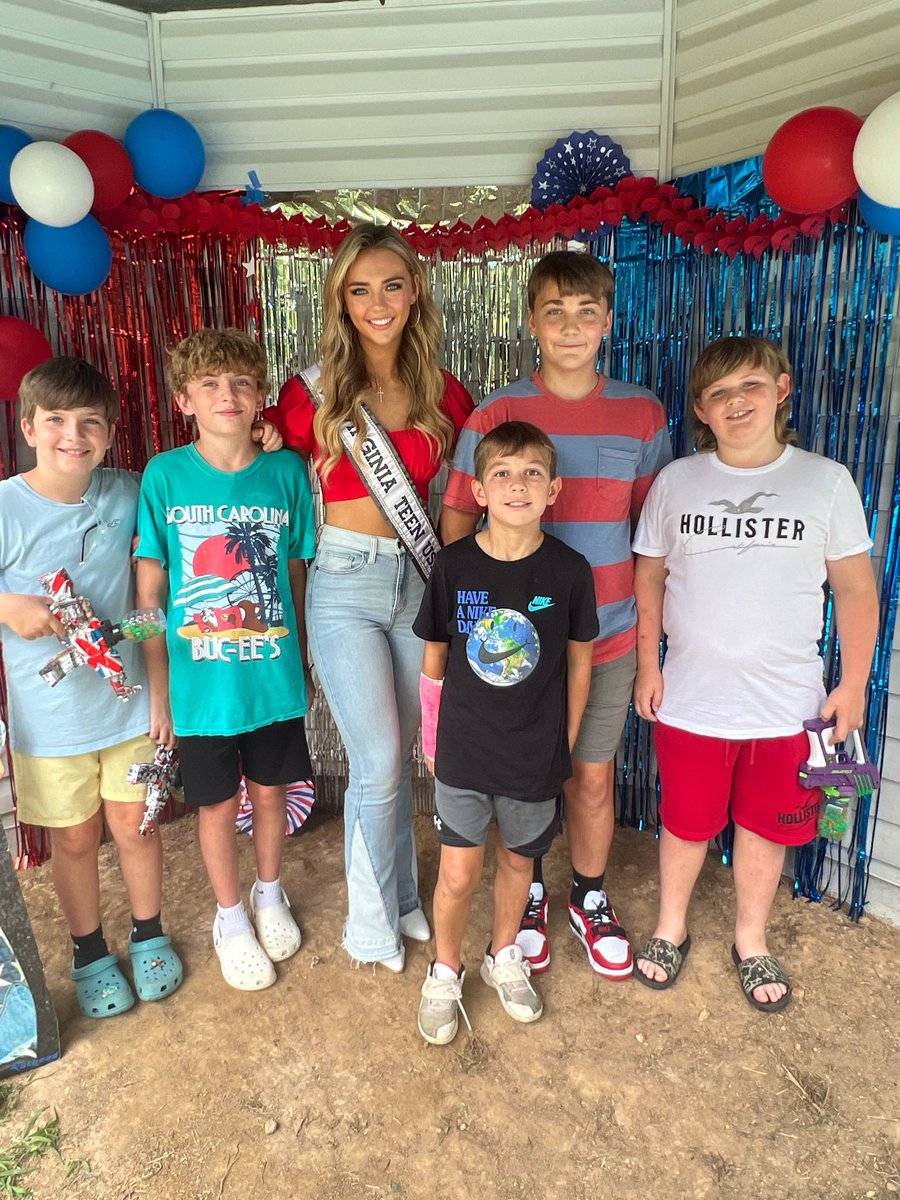 hannahgrauu's tweet photo. Thankful for my family and the sweet send off for @MissTeenUSA ! It was the perfect casual gathering! 💙❤️🤍 https://t.co/Cur28VWAjC