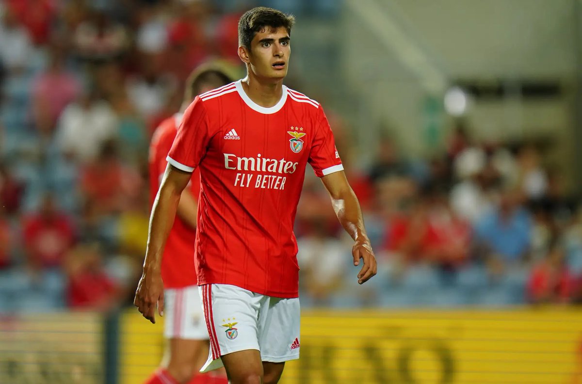 Há que destacar a exibição de António Silva. 18 anos de muita segurança defensiva, elevada leitura de jogo e tranquilidade com bola. Num mundo justo, Morato teria de voltar a um nível muito bom para se manter a titular, este “menino” veio para ficar.