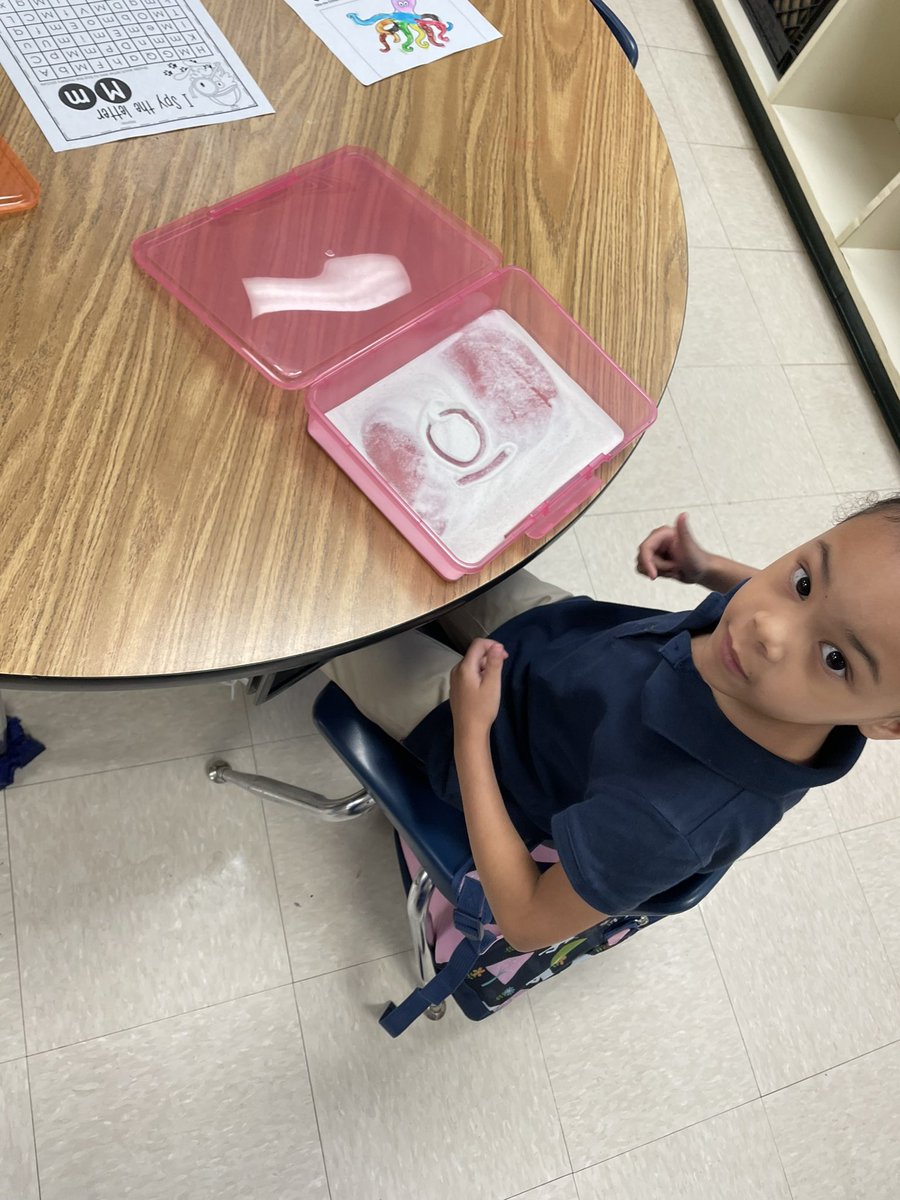 These sweet kindergarteners were busy learning the letter O today! We painted an octopus and wrote the letter O in our sandboxes. @DicksonTigers @beckymurray13 @ERDLitCoach