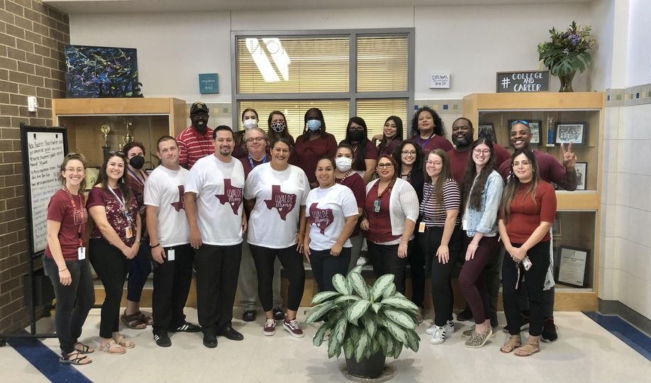 DVISD_DMS's tweet photo. Dailey Middle School supporting Uvalde in Spirit !
¡Escuela Secundaria Dailey apoyando a Uvalde en Espíritu!
#UvaldeStrong #Uvalde #uvaldetx #DaileyPrideAllDay https://t.co/vUyrPBVmby