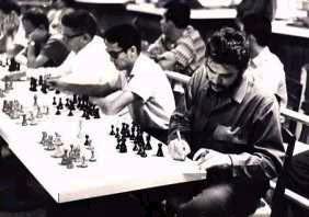 DOTU_Mayabeque's tweet photo. #TenemosMemoria un día como hoy del año 1962 durante la 1 edición del #CapablancainMemoriam celebrado en la #Habana el Comandante #ErnestoCheGuevara logra tablas durante una partida de Ajedrez con el ex campeón Mundial #MijailTal de la #UniónSoviética.
#Dotu Mayabeque
#Cuba https://t.co/smMwzQ2nNj