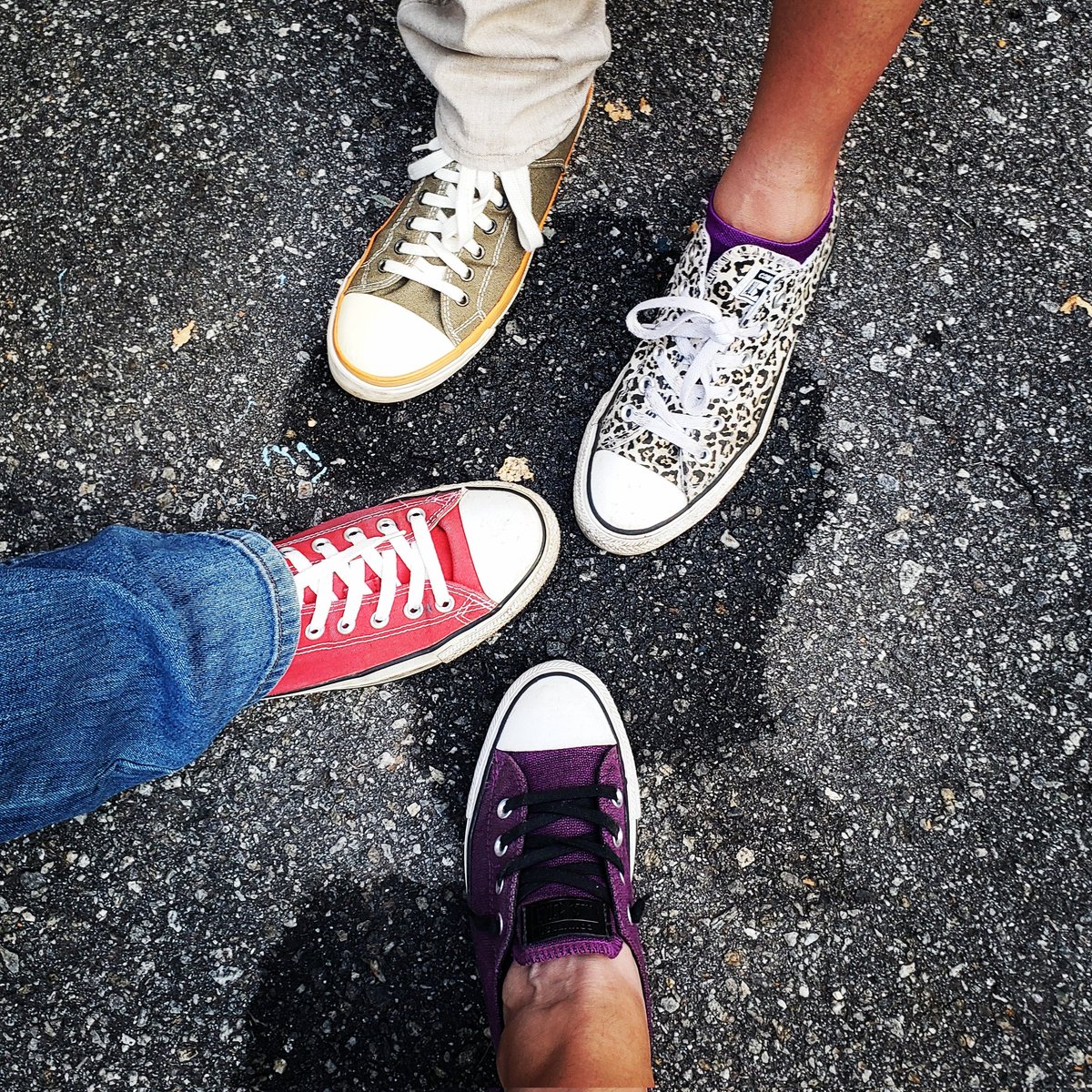 JessicaCNN's tweet image. When everyone shows up to the concert in Chuck Taylors.