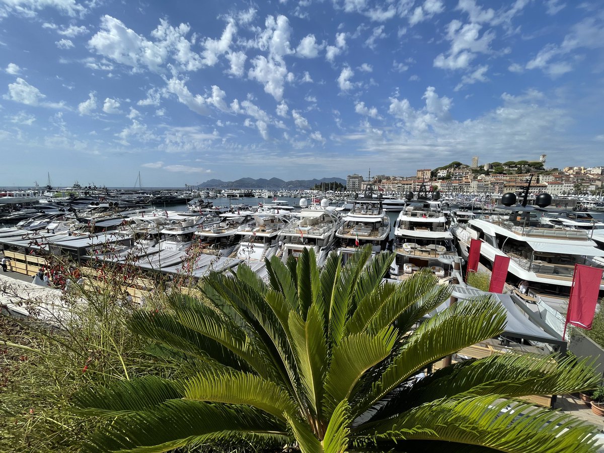 Big #Riva welcome to the #Cannes Yachting Festival. This is the new Anniversario limited edition, designed to mark the brand’s 180th year and pay tribute to the iconic #Aquarama, which is 60. <a href="/FerrettiGroup/">Ferretti Group</a> <a href="/YachtingCannes/">Cannes Yachting Festival</a>