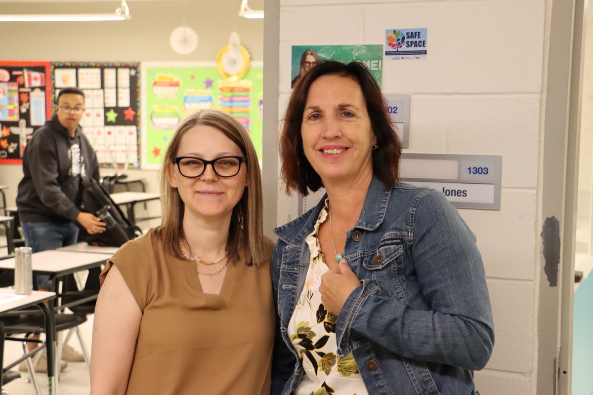 FMPSD's tweet photo. Welcome back spirits were at an all-time high today for @CompMinerTweets students. So many bright smiles ready to kickoff an amazing 2022/2023 school year!

p.s...thanks for the amazing lunch-time concert @dantulk!

#FMPSD #YMM #RMWB
@annaleeskinner https://t.co/8siyy35mID