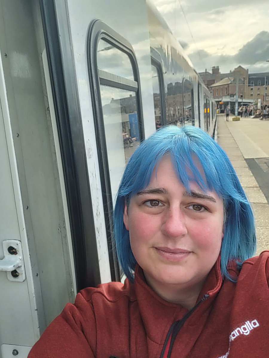 stokesie88's tweet photo. Have to make the most of being an "old skool" guard these days, never know when it'll be the last time I get to do this... #TrainLife #RailwayLife #TwitterGuards https://t.co/DX4lhUn9rv