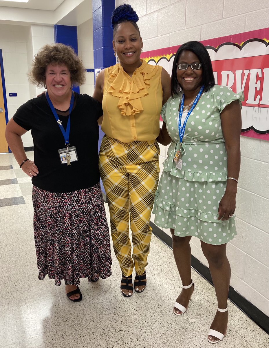 marietculver's tweet photo. First Day Vibes ⁦@VBMathRocks⁩ ⁦@VBGifted⁩ #VBDayOne ⁦@SeatackDream⁩ ⁦@vbschools⁩ #LivetheDream ⁦⁦#OfficeMates 💕 https://t.co/RkuWRGLtiO