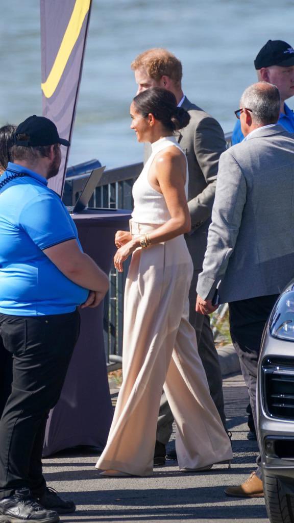 Shani52699309's tweet photo. @RoyallyBlunt Has Meghan Markle got any idea how ridiculous she looks in pants that are 3 sizes toooo big! #VoetsekMeghan #Pinocchio #JustGoNow #false #fake #meghan https://t.co/NngrLmUyqm