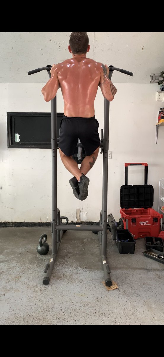 chriscable265's tweet photo. Sorry I havnt been active the last couple days but I’m BACK baby🤘🏼😘 #fitness #homeworkout #backdat #model #thirsty #daddy #sweaty https://t.co/AnSmCbV8mR