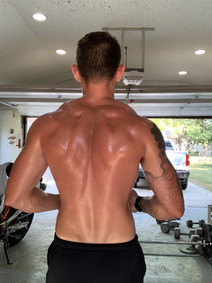 chriscable265's tweet photo. Sorry I havnt been active the last couple days but I’m BACK baby🤘🏼😘 #fitness #homeworkout #backdat #model #thirsty #daddy #sweaty https://t.co/AnSmCbV8mR