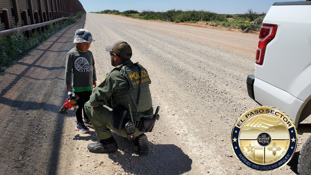 #ATENCIÓN l La patrulla fronteriza encontró a un niño ecuatoriano de 4 años que caminaba solo en el sector de El Paso, entre la frontera de México y Estados Unidos.

Consigo llevaba su pasaporte y el contacto de sus padres en norteamérica.

Los coyoteros lo habrían abandonado.
