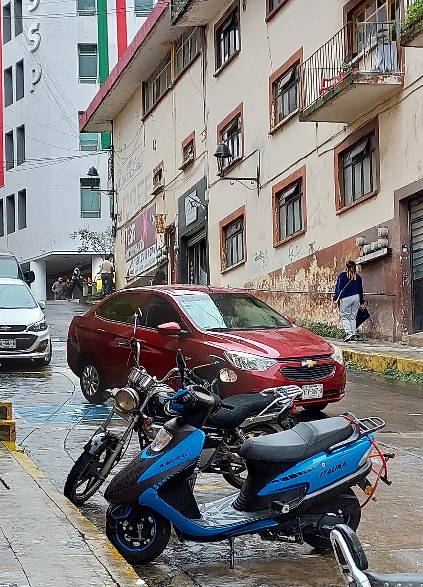 Navalber's tweet photo. Automóvil se estaciona en lugar para personas con discapacidad, no le importo que se le hiciera la observación y le valió dejando su unidad en lugar prohibido. Esto en la calle Sebastian Camacho de la zona centro. #xalapa @ssptransitover https://t.co/0UDe38mlow