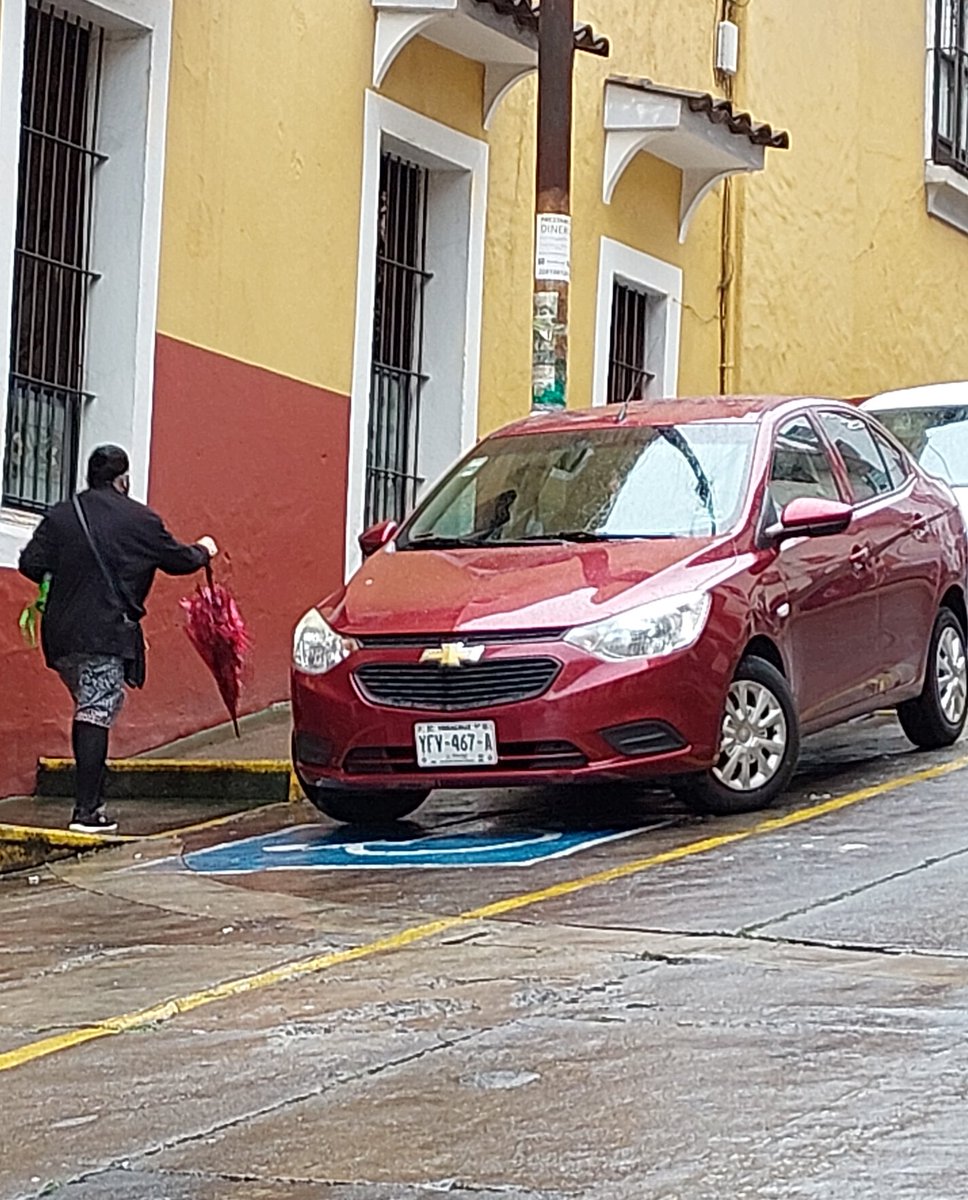 Navalber's tweet photo. Automóvil se estaciona en lugar para personas con discapacidad, no le importo que se le hiciera la observación y le valió dejando su unidad en lugar prohibido. Esto en la calle Sebastian Camacho de la zona centro. #xalapa @ssptransitover https://t.co/0UDe38mlow