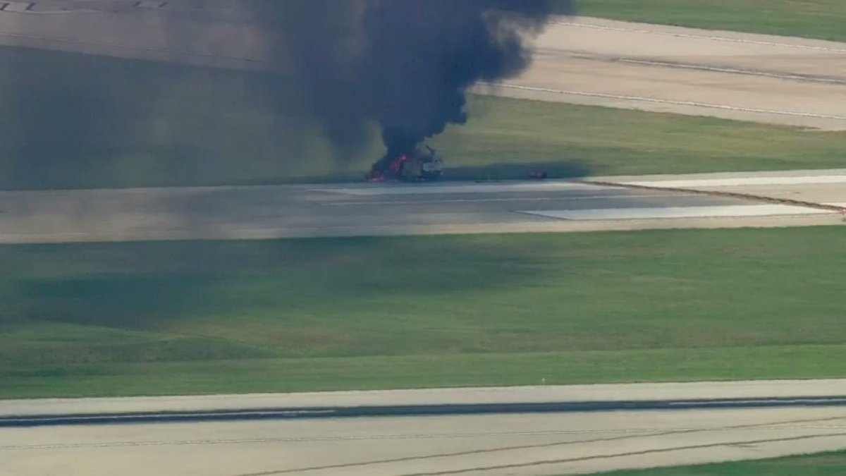 cbschicago's tweet image. BREAKING NEWS: Maintenance vehicle catches fire along runway at Midway Airport. cbsn.ws/3KPjOCm
