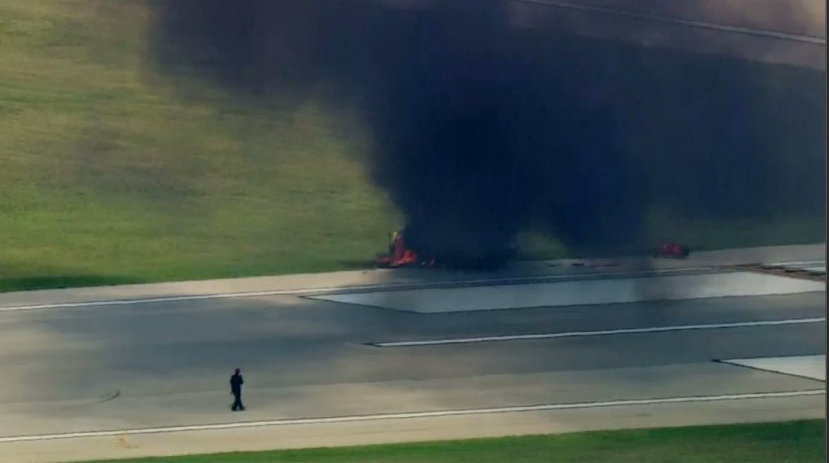 cbschicago's tweet image. BREAKING NEWS: Maintenance vehicle catches fire along runway at Midway Airport. cbsn.ws/3KPjOCm