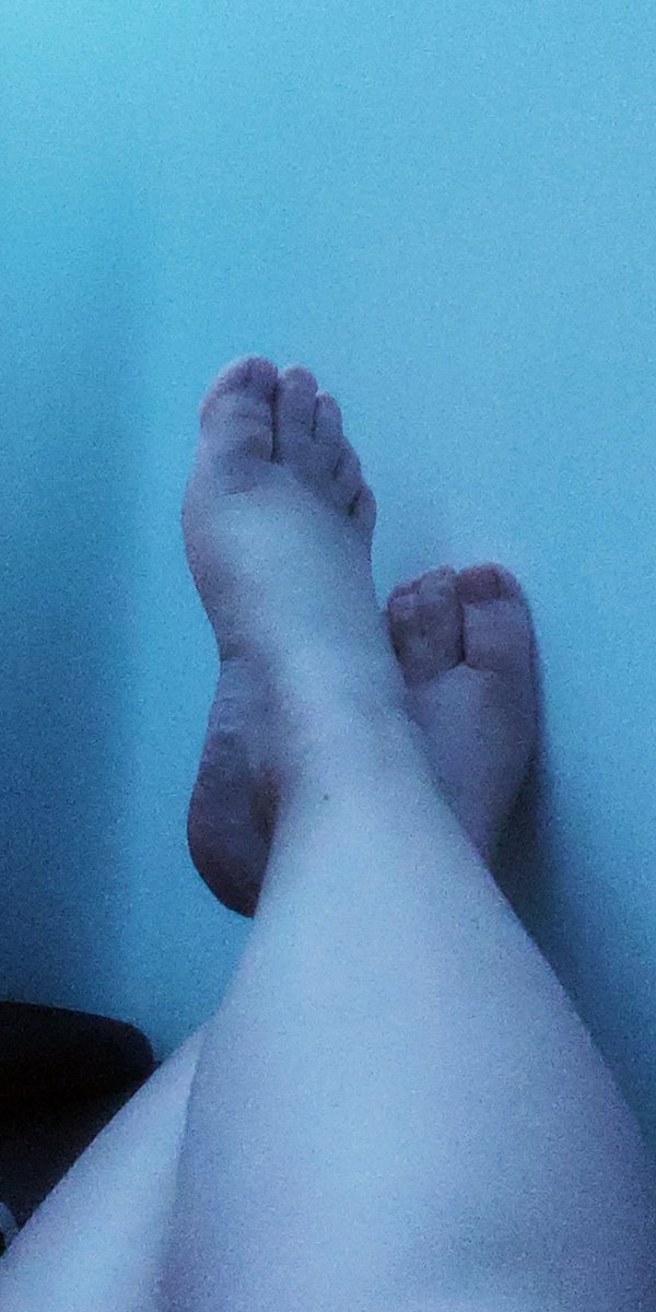 LadyFaene's tweet photo. Quiet night under the storm ⛈️

#feet #feetfethish #feetfetiche #feetlovers #moneyslaves #moneyslavefrance #TinyFeet #HotFeet #mymfan https://t.co/iymAzgpkIZ