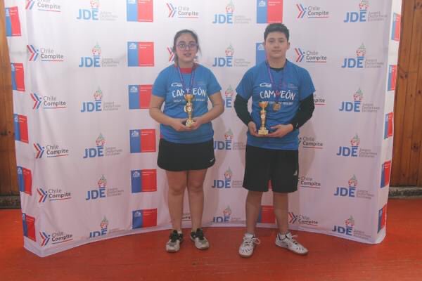 MindepLosLagos's tweet photo. Los tenimesistas Paz Moreira del Colegio “Proyección Siglo XXI” de Osorno y Jorge García del Liceo Manuel Montt de Puerto Montt se adjudicaron el Campeonato Regional de tenis de mesa en la categoría Sub 14, efectuado en el marco de los Juegos Deportivos Escolares. https://t.co/eZlBN3e7N2