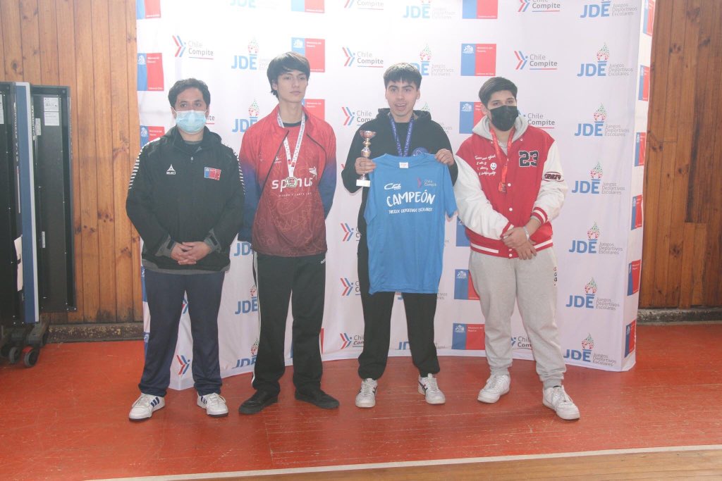 MindepLosLagos's tweet photo. Los tenimesistas Paz Moreira del Colegio “Proyección Siglo XXI” de Osorno y Jorge García del Liceo Manuel Montt de Puerto Montt se adjudicaron el Campeonato Regional de tenis de mesa en la categoría Sub 14, efectuado en el marco de los Juegos Deportivos Escolares. https://t.co/eZlBN3e7N2