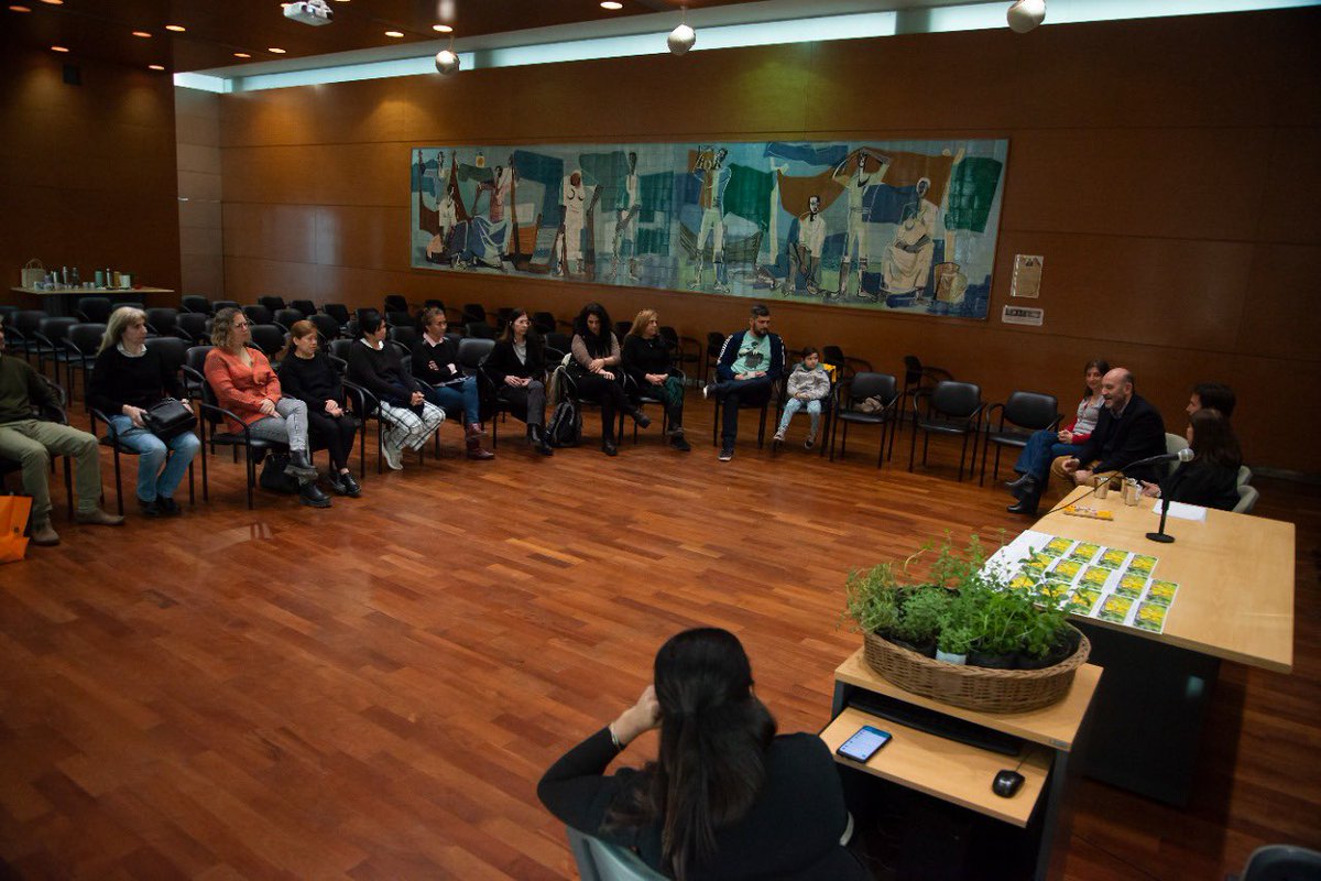 SaludRosario's tweet photo. Entregamos los certificados del "Curso de Introducción a las Plantas Medicinales" 🌱 

👉El curso tiene como objetivo aprender a reconocer y aprovechar las propiedades de las plantas medicinales, desde el abordaje del cuidado y la salud. https://t.co/onLXWbTxRp