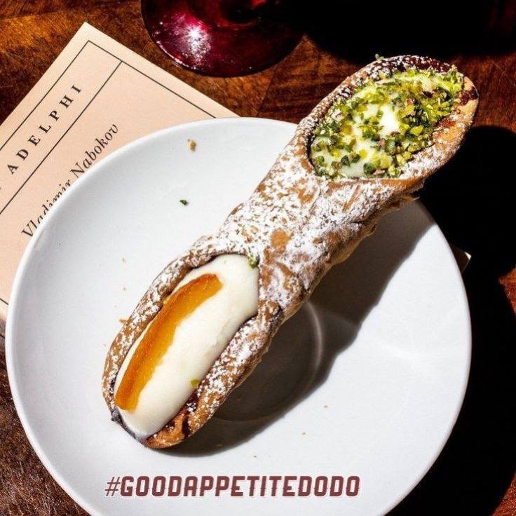 Proprio come una falena
Che non guarda mai all'insù
Nelle notti di luna piena
Io guardavo la mia luce al neon blu 
E anche se cadevo
Ero contento da morire
O da morirci non lo so
Che differenza fa però?
#GOODAPPETITEDODO