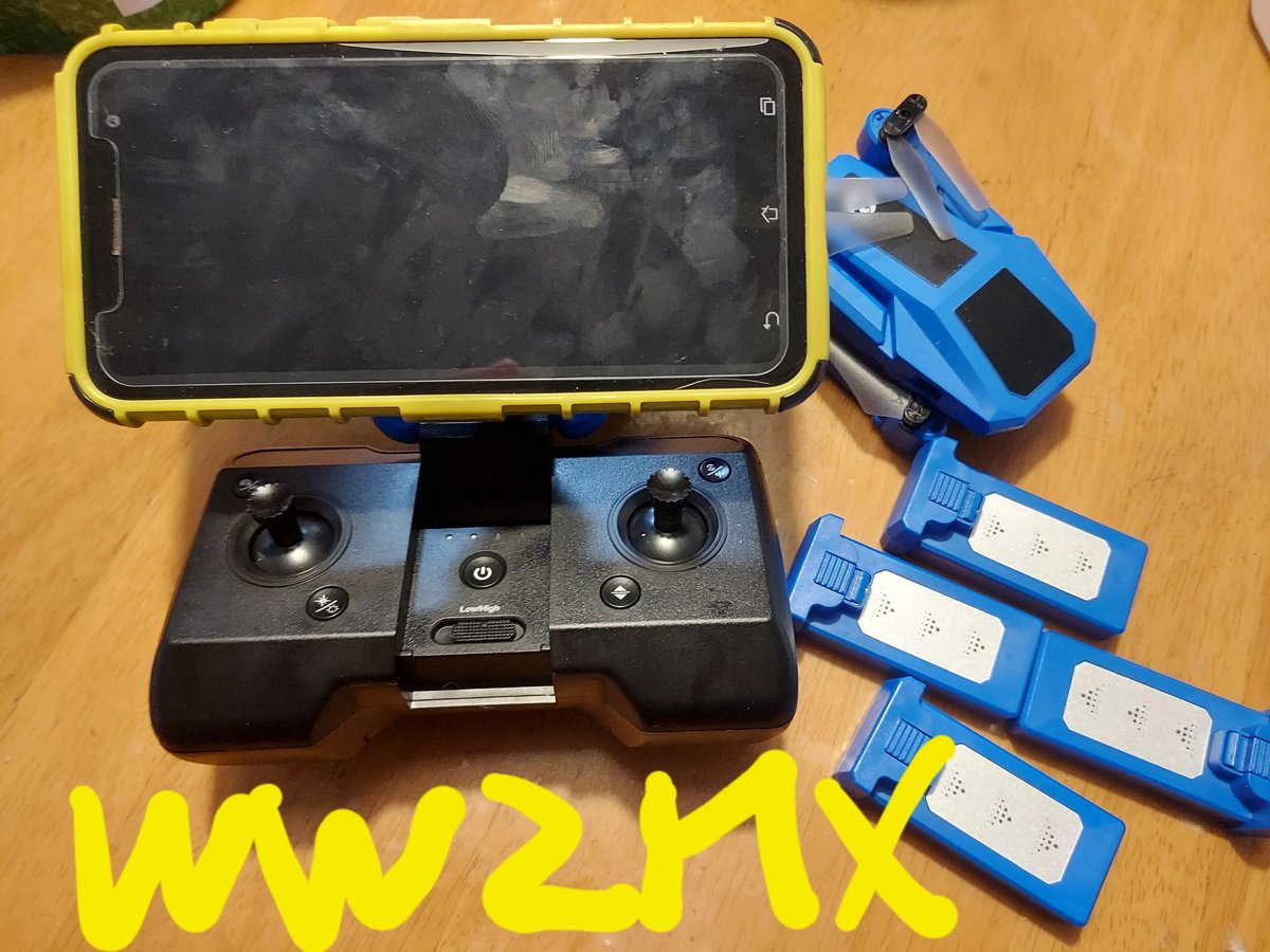 ww2maniax's tweet photo. #ドローン
#HS430
#100g未満

HolyStone HS430
マグネット式スマホマウント。

こちらの送信機のマウント部分にスマホを挟むと電源ボタンが押されてしまうので、スマホをフローティングできるマウントを作成。

送信機が劇的に軽いので少しバランスが悪いですが、角度調整も出来るので便利です👍👍 https://t.co/i2xou7morY