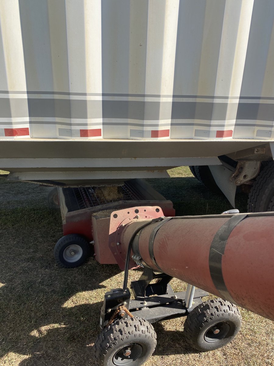 JeffTurets's tweet photo. Winds howling like a mofo out of the west, and yet this oat dust still manages a way to circle back into my face!!🤣🤣🤣. #harvest2022 #nesask https://t.co/NXJzwBpksN