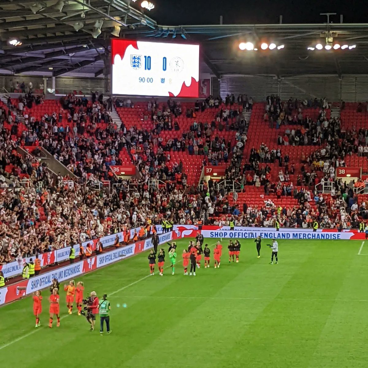 AimeeFJackson's tweet photo. What a night 🦁🦁🦁 #Lionesses https://t.co/25BvGCie5A