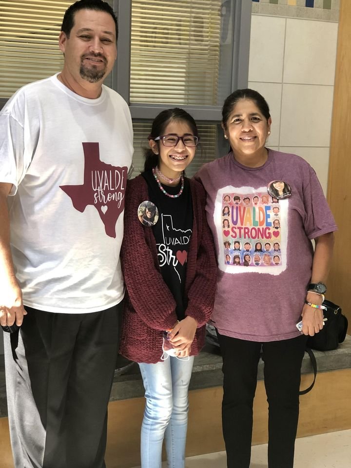 DVISD_DMS's tweet photo. Dailey Middle School supporting Uvalde in Spirit !
¡Escuela Secundaria Dailey apoyando a Uvalde en Espíritu!
#UvaldeStrong #Uvalde #uvaldetx #DaileyPrideAllDay https://t.co/MCeshyrrlX