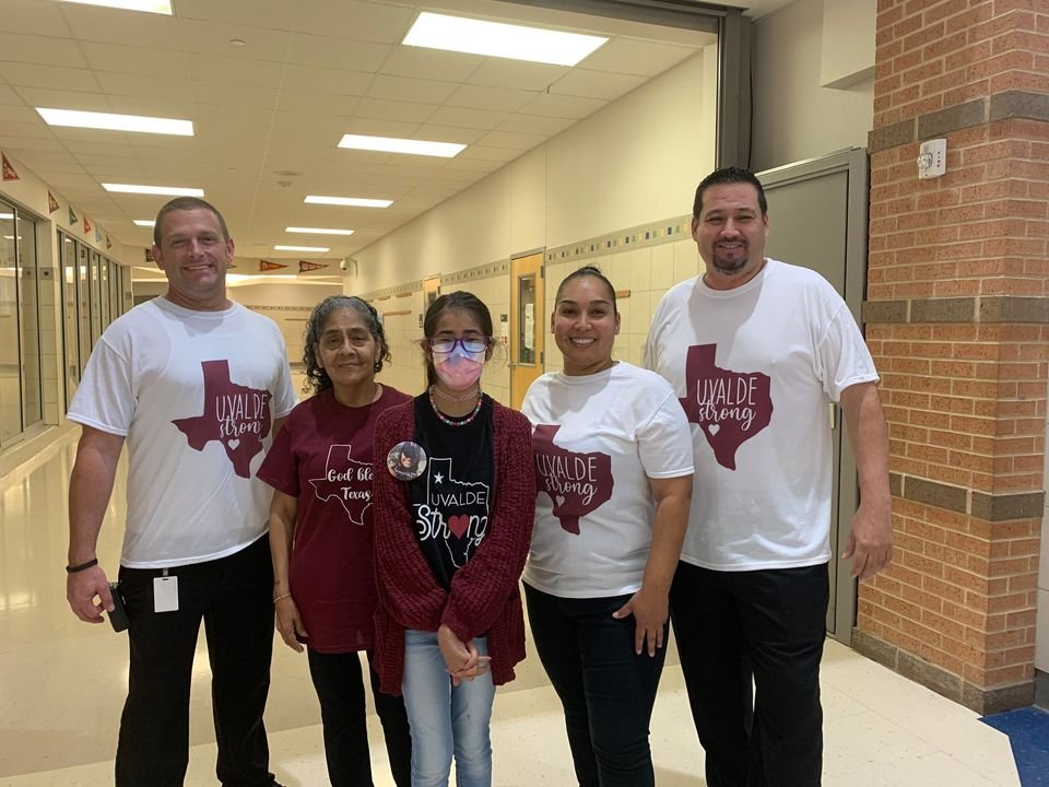 DVISD_DMS's tweet photo. Dailey Middle School supporting Uvalde in Spirit !
¡Escuela Secundaria Dailey apoyando a Uvalde en Espíritu!
#UvaldeStrong #Uvalde #uvaldetx #DaileyPrideAllDay https://t.co/MCeshyrrlX