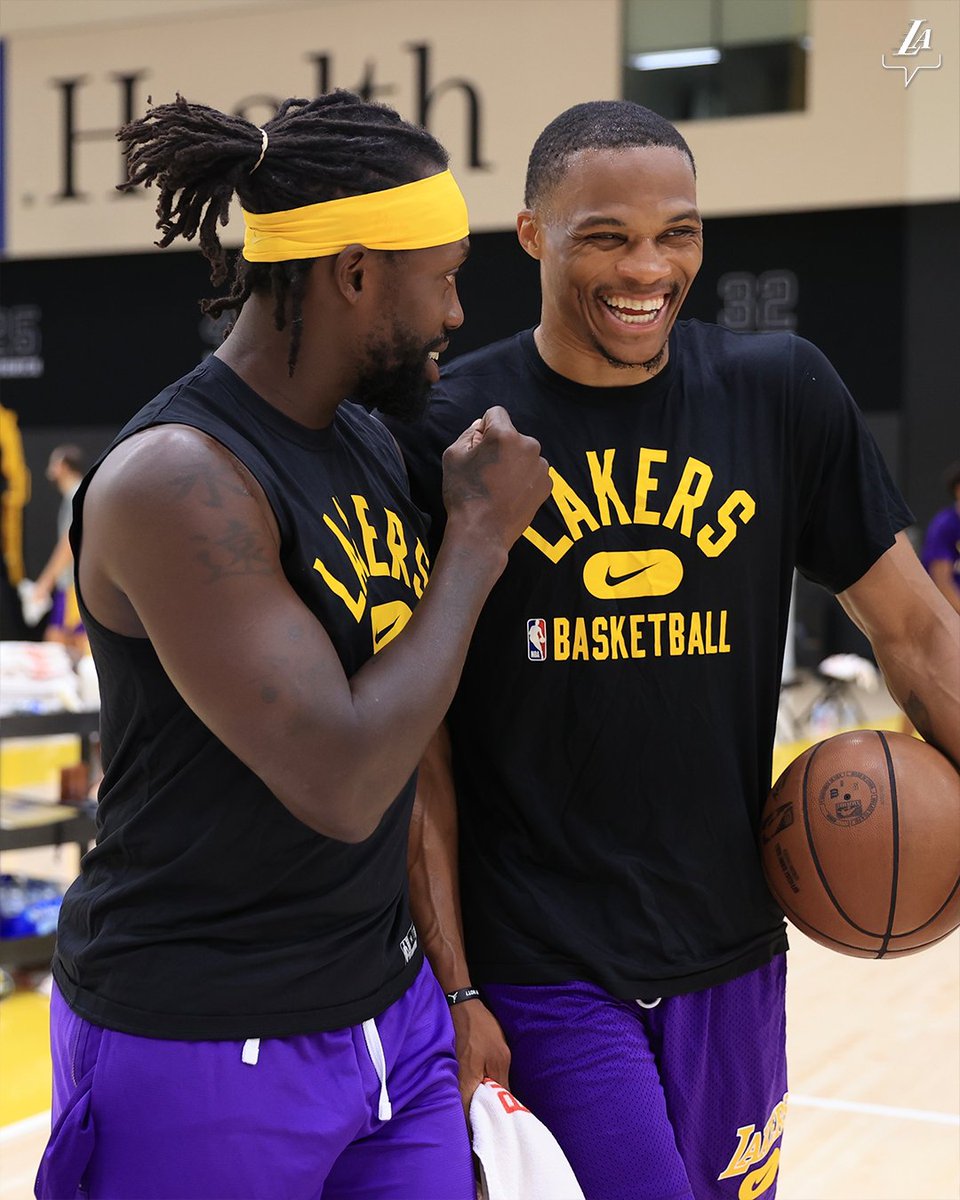 BleacherReport's tweet photo. Wonder what these two were saying 😅🍿

(via @Lakers, @abbykeenan3) https://t.co/12JoT3PA05