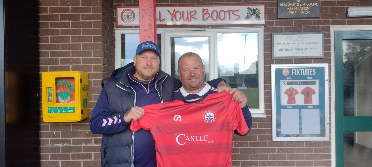 Our new management team 
<a href="/IanSpringthorp3/">Ian Springthorpe</a> <a href="/DazzleShrews/">Daz Edwards</a>  ready for there first training session at Wem town fc.
Welcome to you both 👍