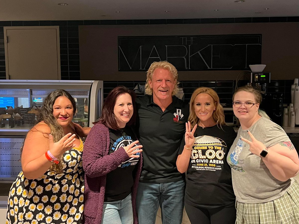 BrandiWritesPW's tweet photo. The #TopGals and @RealJeffJarrett! @plus_lindsey @AmyRD_24 @meignelson #TGW2022 https://t.co/PDm7sAOjE3