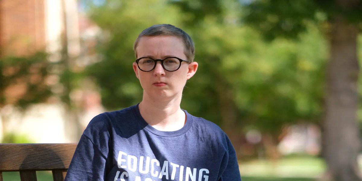 Jack_Petocz's tweet photo. This is Summer Boisimer. After being forced to strip LGBTQ+ and BIPOC novels from her classroom library, Summer encouraged her students to sign up for a library card to read books with representation. Now, she has been suspended from teaching. https://t.co/KCHOhLiHg9