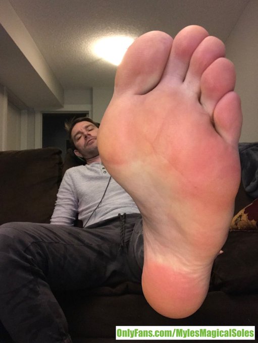 There, finally sock off! Are you drooling yet? 😜 https://t.co/52MZwEhnE2