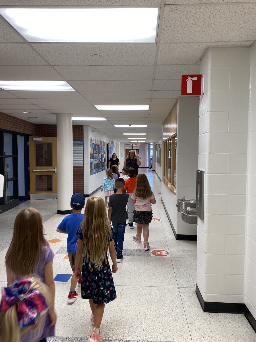 JamilaMaliha's tweet photo. So many amazing students and staff in Clarington! What an awesome way to spend the first day! #KPRFirstDay @CharlesBowmanPS @TheDukeofC2013 @BowmanvilleHS @CathyAbraham @foodbanklady @rita_russo @kprschools https://t.co/34fnzZyVzo