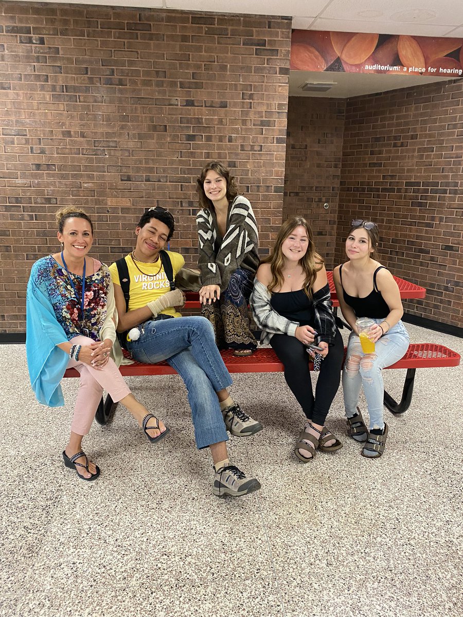 JamilaMaliha's tweet photo. So many amazing students and staff in Clarington! What an awesome way to spend the first day! #KPRFirstDay @CharlesBowmanPS @TheDukeofC2013 @BowmanvilleHS @CathyAbraham @foodbanklady @rita_russo @kprschools https://t.co/34fnzZyVzo