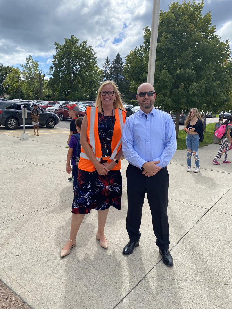 JamilaMaliha's tweet photo. So many amazing students and staff in Clarington! What an awesome way to spend the first day! #KPRFirstDay @CharlesBowmanPS @TheDukeofC2013 @BowmanvilleHS @CathyAbraham @foodbanklady @rita_russo @kprschools https://t.co/34fnzZyVzo