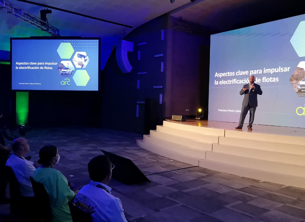 GrupoT21's tweet photo. 🚛 En el marco de #TopFlotillas se presenta Francisco María Cabeza Santillana, EV Lead en @ElementFleet, con su conferencia: Aspectos clave para la electrificación de las flotillas.
#GrupoT21 #MakingBusinessHappen #MásFuerteQueNunca #LogisticsExperience https://t.co/cBKr3z5umA