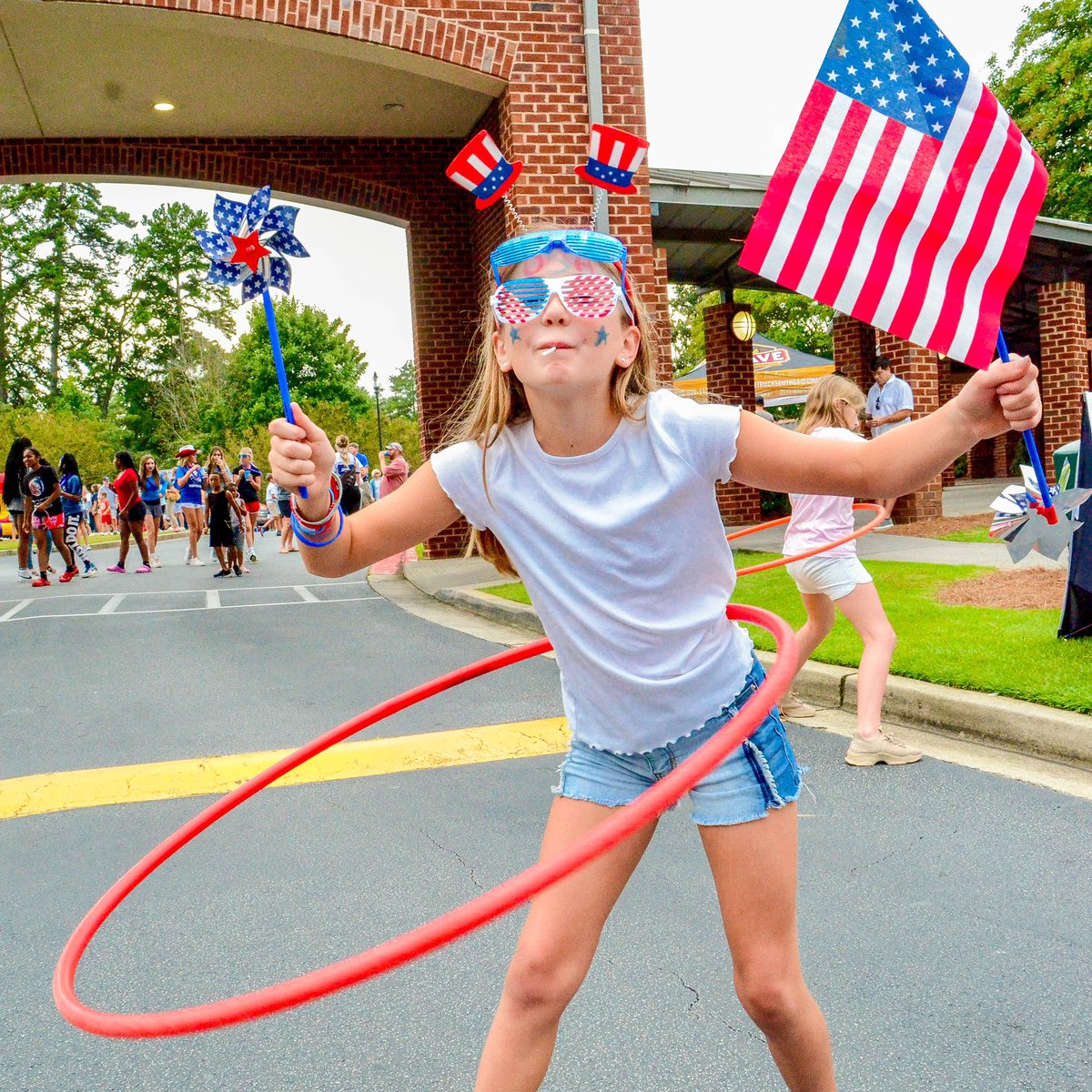 mtparanschool's tweet photo. The #MPCSFamily showed up in droves donning their red, white and blue gear in support of our Eagles' opening varsity football game. It was a great night to start off the season with a celebration of country, faith, family, and Friday night lights! #MPCSisFamily #CommunityOriented https://t.co/tLznuxz8W3