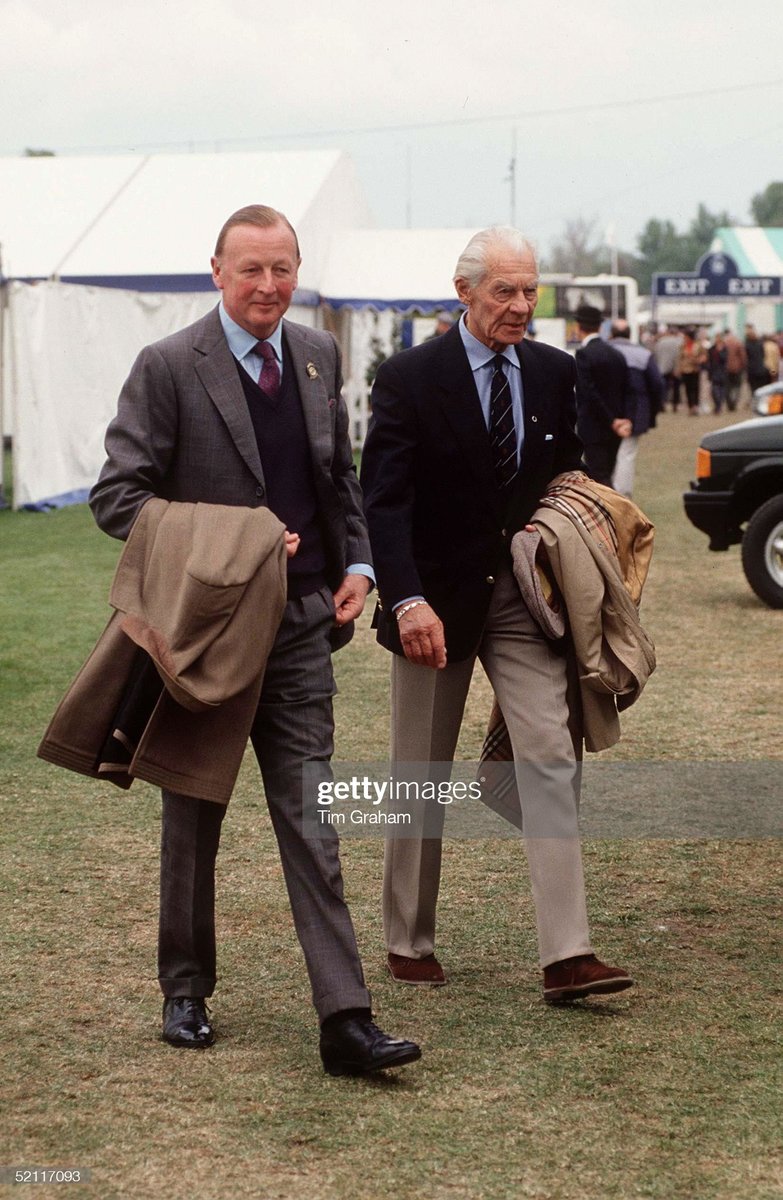 someone asked me for examples of good vs bad tailoring, so here are some examples. 🧵

pine's outfit...