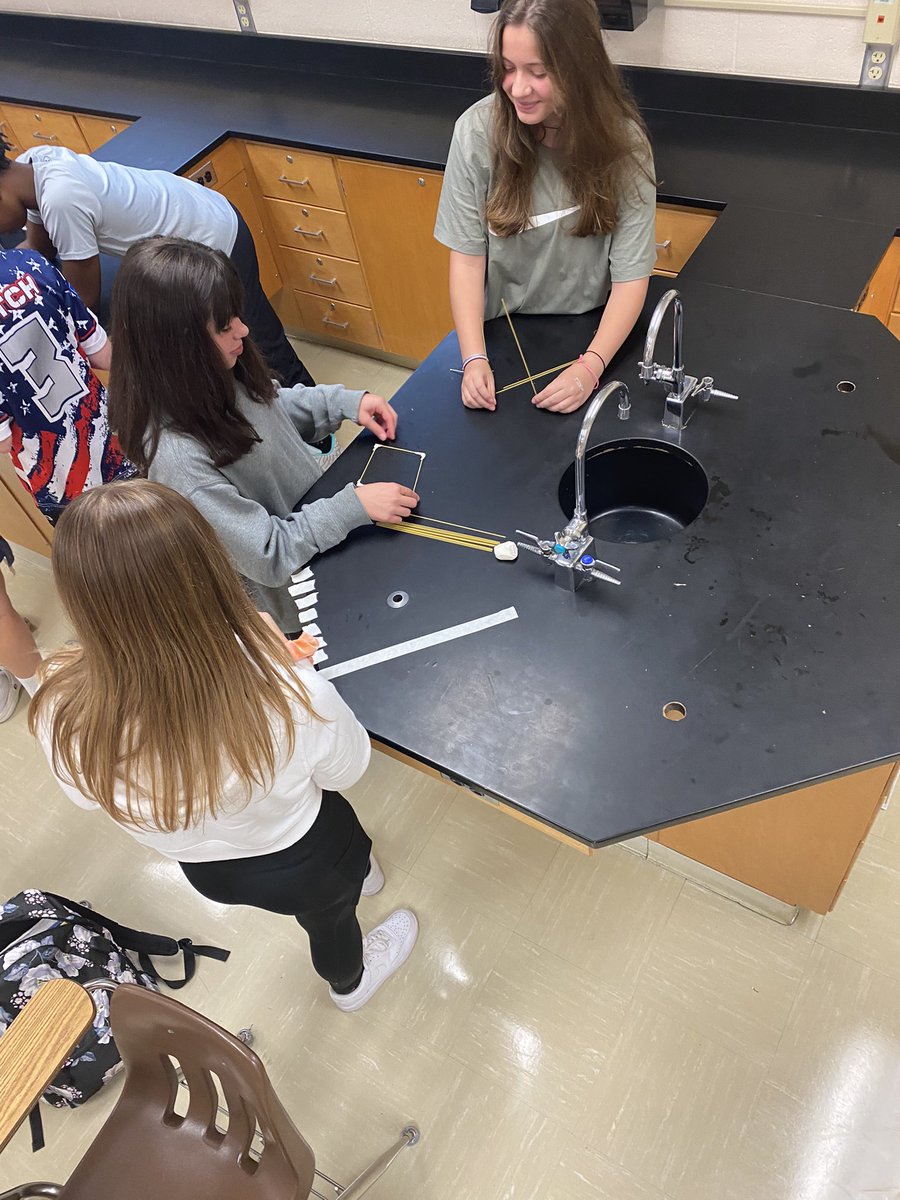 PlumPointMSCCPS's tweet photo. For even more collaboration, cooperation, and building #relationshipskills Mr. Kohan’s 7th grade science classes challenged each other to engineer the tallest structure! Lab groups worked together and rose to the challenge! #OurTimeToShine #CalvertShines 💚🐊☀️ https://t.co/FxFYHStXUr